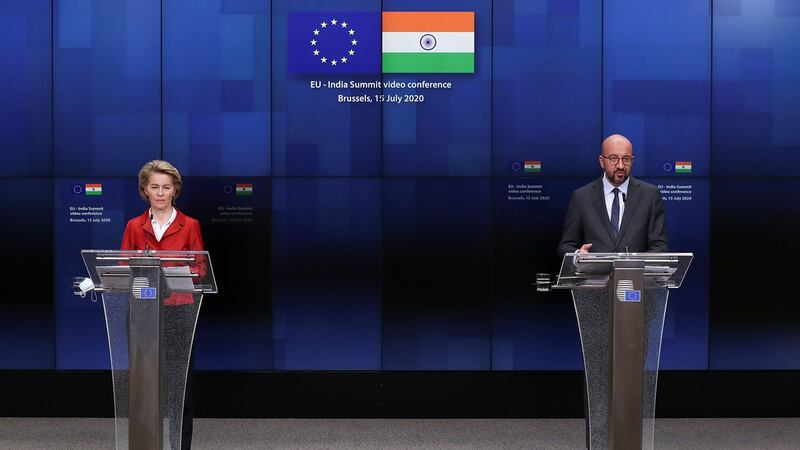 2020年7月15日,冯德莱恩(右)与米歇尔在峰会后召开了新闻发布会。(路透社)