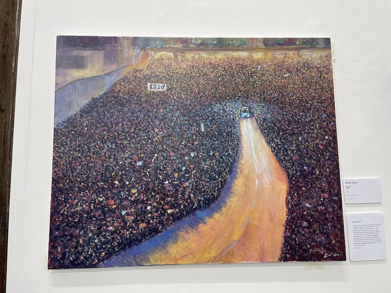 加拿大港人画家Richer Choi的油画作品“中大床褥盾”和“红海”,前者描绘反送中运动期间,示威者在香港中文大学以床褥作盾抵挡港警,后者描绘香港百万人游行期间,游行人士如潮水般散开,为救护车让道的画面。 (吕熙摄)