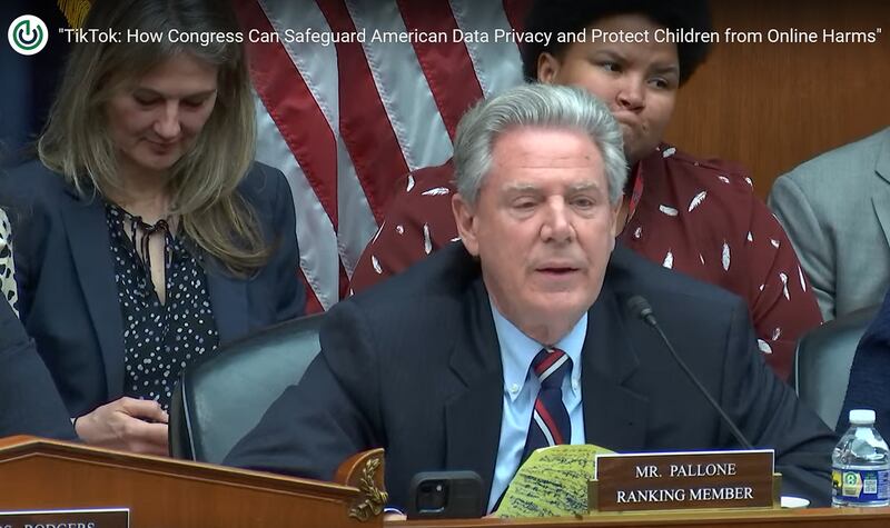 美国联邦众议员帕隆(Frank Pallone)在谈到TikTok正在进行的“德克萨斯项目(Project Texas)”时表示,“我仍然相信北京的共产党政府仍可以控制,并有能力影响你的所作所为。”(视频截图/美国国会)