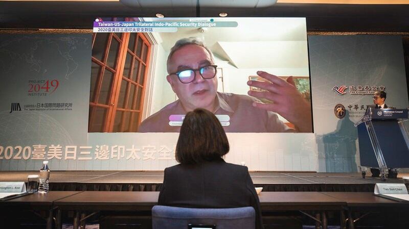 二零二零年十二月八日,坎贝尔在台北远景基金会举行的“台美日安全对话论坛”上视讯演讲,蔡英文总统在场全程聆听。(总统府提供)