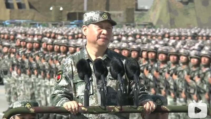 解放军目前全面进入军事训练转型阶段。图为习近平2017年朱日和沙场阅兵。（视频截图）