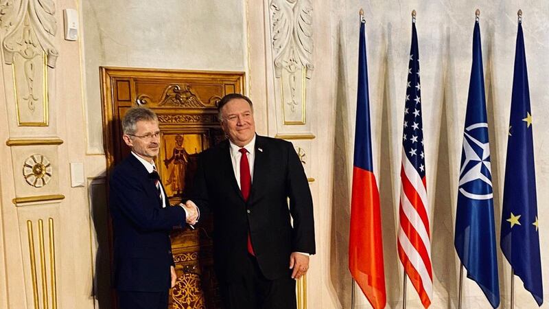 美国国务卿蓬佩奥(Mike Pompeo)(右)12日访问捷克公开演说时,赞许维特齐(左)访台行程。(维特齐推特)