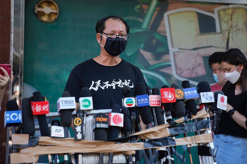 2021 年 9 月 25 日，香港支联会在宣布解散后，该组织前秘书蔡耀昌向媒体发表讲话。（美联社）