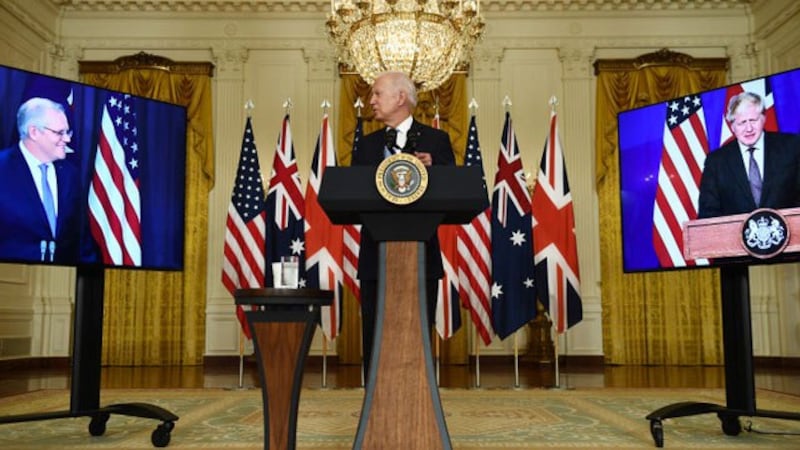 美国、英国和澳大利亚组成“澳英美三方安全伙伴”AUKUS(奥库斯),开展防务和高科技合作,帮助澳大利亚发展核潜舰。(法新社)