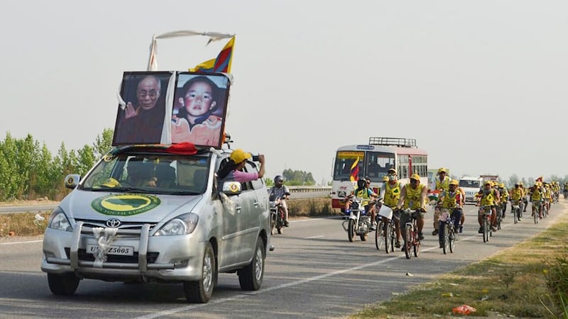 西藏青年会成员上周为班禅喇嘛获释展开单车周游活动(西藏青年会脸书)