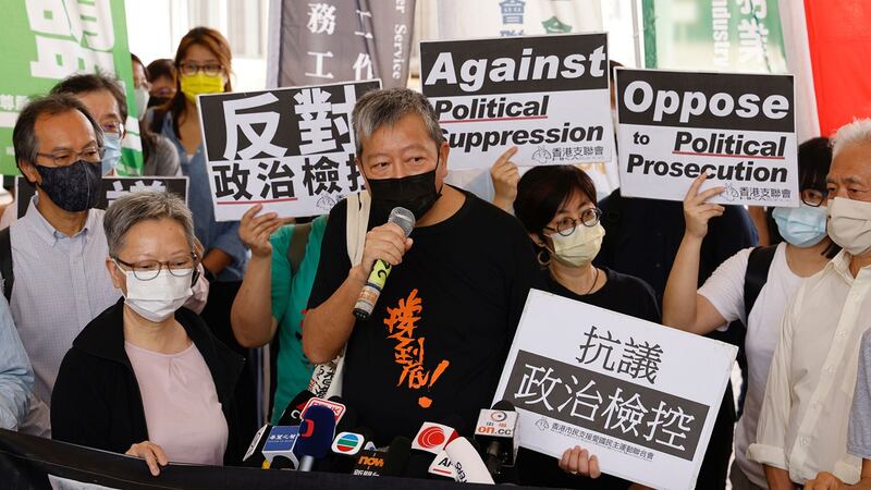 被告李卓人及何秀兰(右)在庭外会见传媒。(路透社)