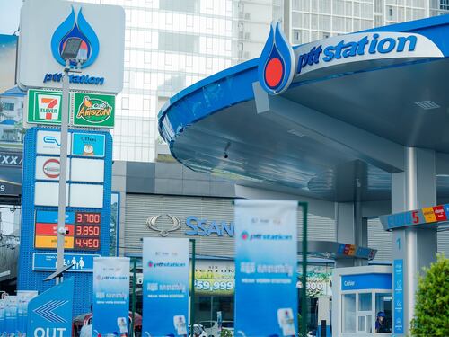 លោក ហ៊ុន សែន ព្រមានថា ក្រុមហ៊ុនសាំង PTT នឹងស្លាប់បើថៃមិនឱ្យនាំប្រេងចូលកម្ពុជា