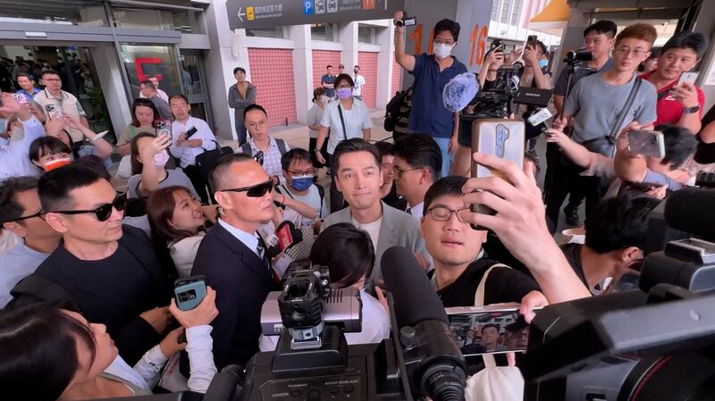 中国影星胡歌12日抵达台北松山机场,有粉丝突破维安人员争抢和胡歌自拍。(记者李宗翰摄)