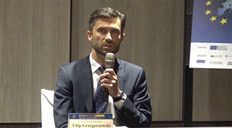 欧洲经贸办事处代表高哲夫(Filip Grzegorzewski)在17日记者会上,说明台商赴欧洲投资的优势。(记者夏小华摄)