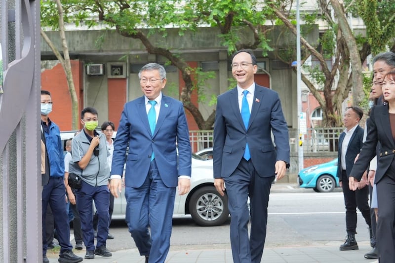10月30日,台湾民众党主席柯文哲(左)和中国国民党主席朱立伦(右)举行政党协商会议,商讨2024总统和立委选举“蓝白合”的可能性。(台湾民众党提供)