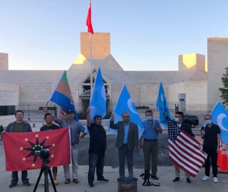 2021年9月30日下午中国驻美大使馆前抗议集会的情形(郭宝胜提供)