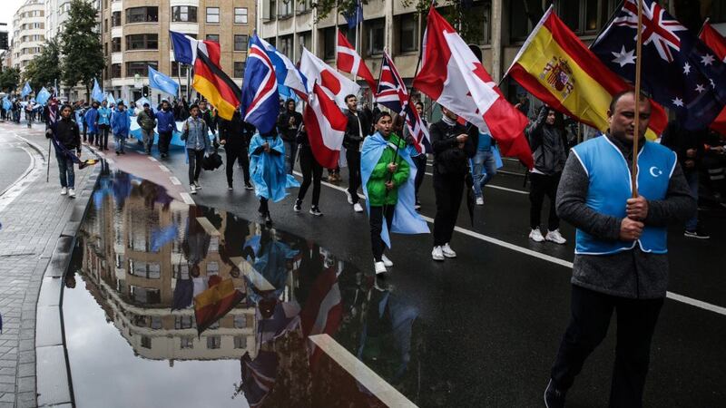 流亡组织世界维吾尔代表大会(WUC)在布鲁塞尔抗议中国迫害新疆人权。(法新社资料图片)