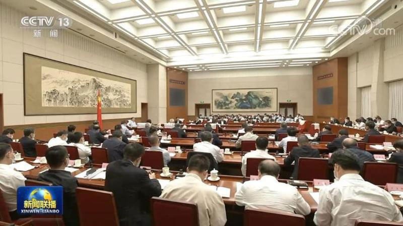 央视新闻则报道李克强28日主持召开稳经济大盘四季度工作推进会议。(视频截图/CCTV)