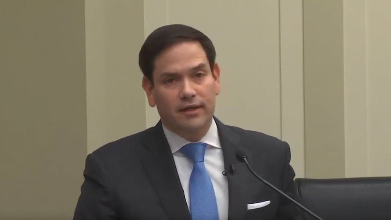 鲁比奥议员形容,新疆“再教育营”存在的强迫劳动情况是全球最大的人权悲剧之一。(视频截图)