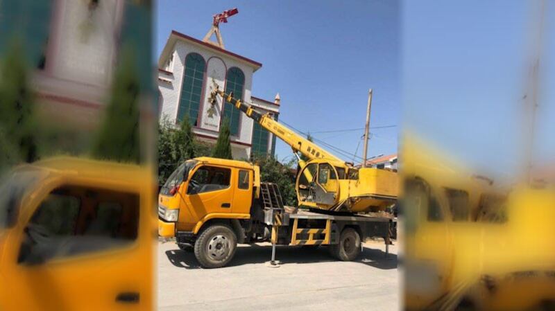 资料图片:2019年2月24日礼拜天,河南新乡一家基督教堂被强拆十字架。(对华援助协会)