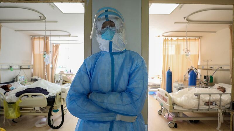 2020年2月16日,一名医务人员在武汉市红十字会医院隔离病房外休息。(路透社)