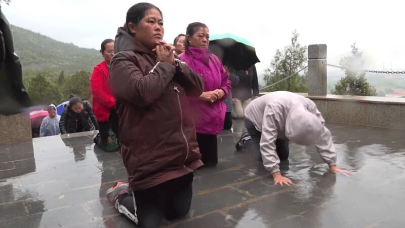 中国山西当局要求太原教区拆除洞儿沟七苦山圣母朝圣地部分建筑。在2019年9月15日,朝圣地主保瞻礼当天更封路,试图妨碍教友前往参与礼仪,但仍无阻过万教友出席。(图源:盐与光网页)