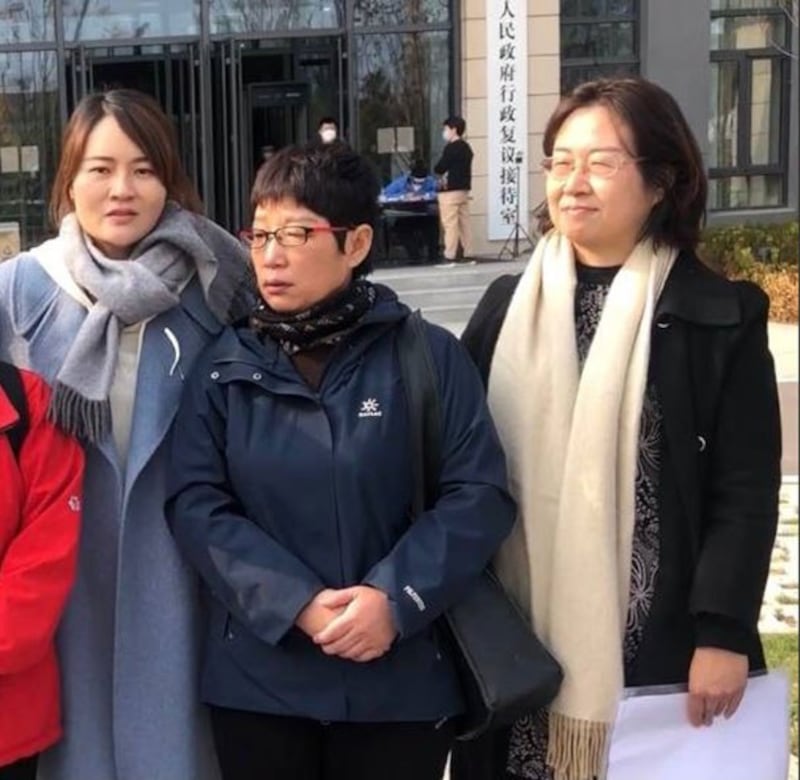 德国外长访华期间，“709案”涉案律师家属李文足（左）和王峭岭（右）遭当局软禁。 （王峭岭独家提供， 拍摄日期不详）