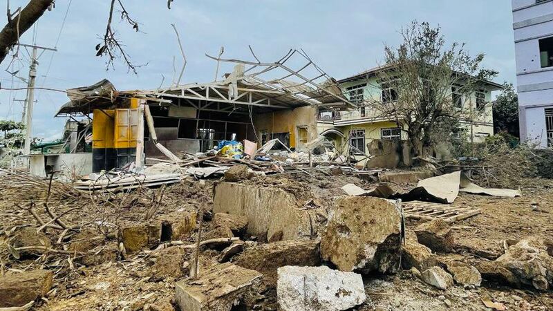 ရှမ်းပြည်နယ်မြောက်ပိုင်း နောင်ချိုမြို့ကို စစ်ကောင်စီတပ်က လေကြောင်းဖြင့် ဗုံးကြဲခဲ့သဖြင့် ပျက်စီးသွားသည့် အဆောက်အအုံတစ်ခုကို ၂၀၂၄ ခုနှစ်၊ စက်တင်ဘာလ ၁၆ ရက်‌နေ့က TNLA မှ ထုတ်ပြန်ထားစဉ်။ (Photo: Telegram/ PSLF/TNLA News)