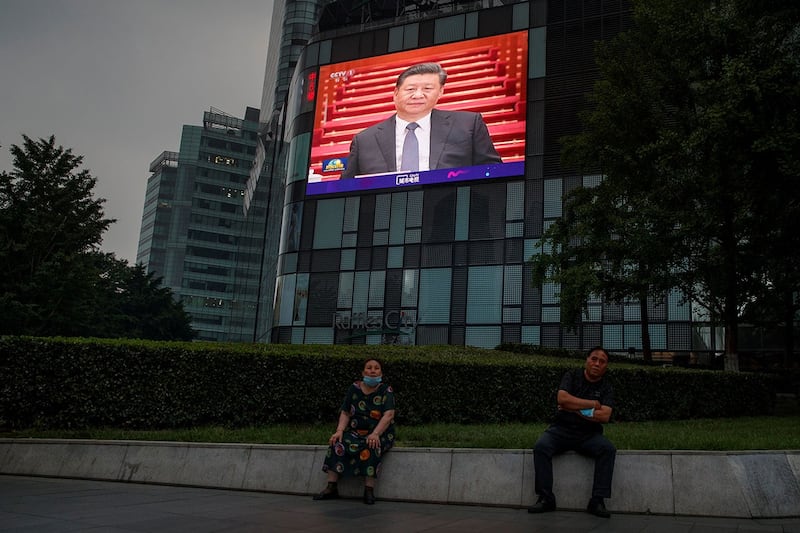 2020年5月21日,北京,一家百货公司的屏幕上播放着习近平出席中国政协会开幕式的画面。(路透社)