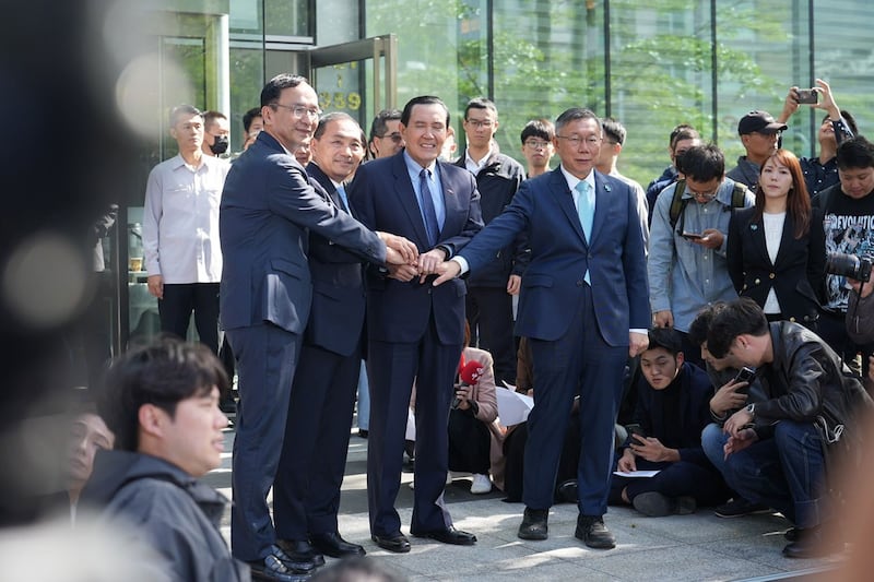 蓝白合作达成民调决胜负共识,外界看好国民党总统参选人侯友宜(左二)出线。(国民党文传会提供)