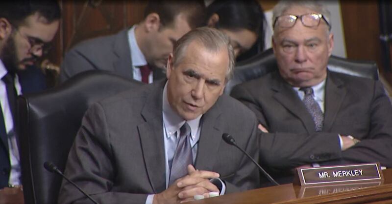 出席听证会的美国国会及行政当局中国委员会(CECC)共同主席之一的参议员默克利(Jeff Merkley)对中国在36个国家的跨国镇压行为表示关切(视频截图/美国国会官网)
