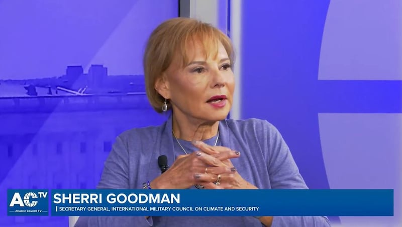 国际气候与安全军事委员会（International Military Council on Climate and Security）秘书长、美国国防部前副次长古德曼（Sherri Goodman）也指出，为了应对气候变化，美国军方正在不断调整战略部署，包括改变登陆战术、选择不同的登陆地点、以及更新战舰的能源使用等。（视频截图/AtlanticCouncil）
