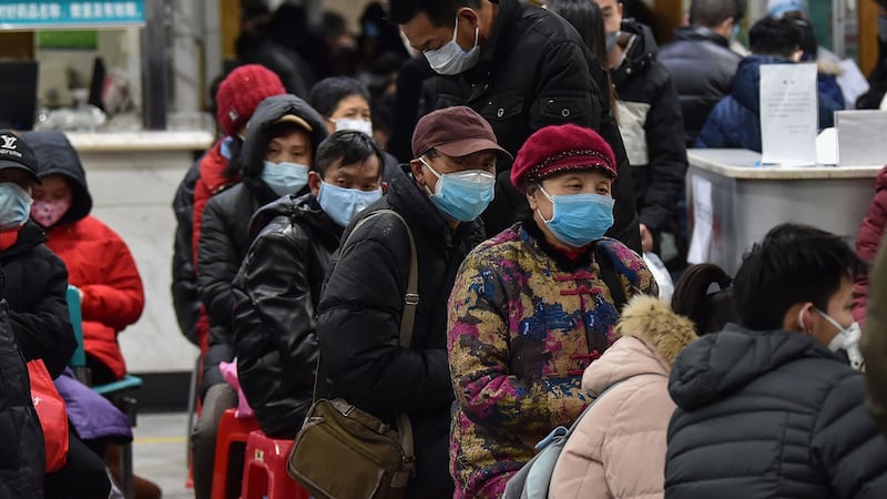 众多网民对武汉肺炎潜伏期最长可达40天感到震惊。图为武汉市红十字会医院内患者排队就诊。(法新社)