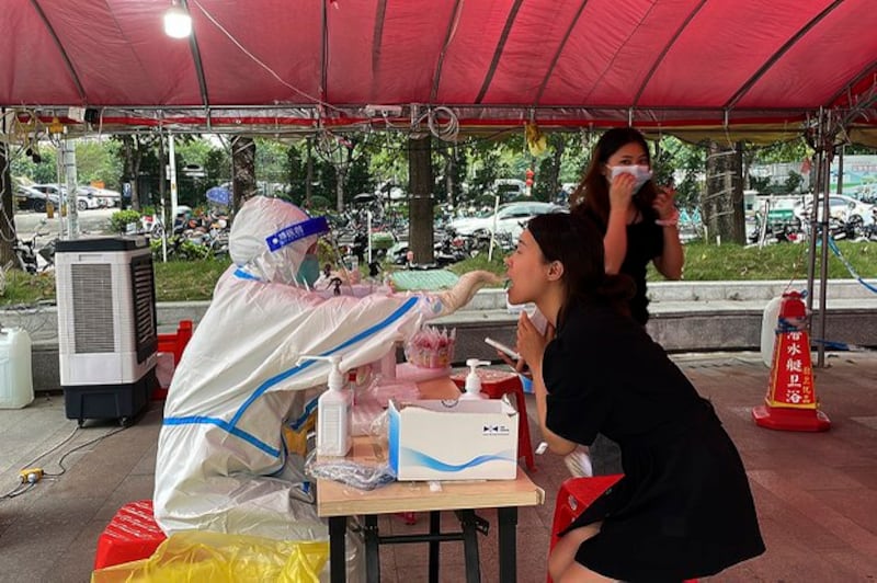 广州一名民众正在接受核酸检测(美联社图片)