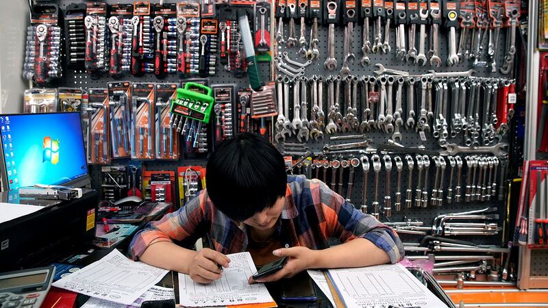 加关税后中国制造业雪上加霜。 图为2019年5月10日,中国浙江省义乌市义乌批发市场一工作人员在销售工具摊位。(路透社)