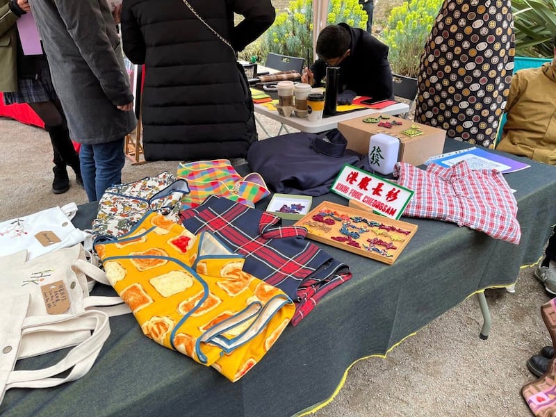 “香港三月文化节”开幕日上介绍香港长衫的摊位 (罗冠聪脸书截图)