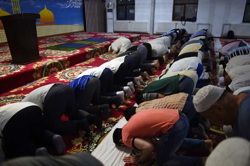 图片:2015年6月18日,穆斯林斋月的第一天,在北京的穆斯林们在一个清真寺内祷告。(AFP PHOTO)