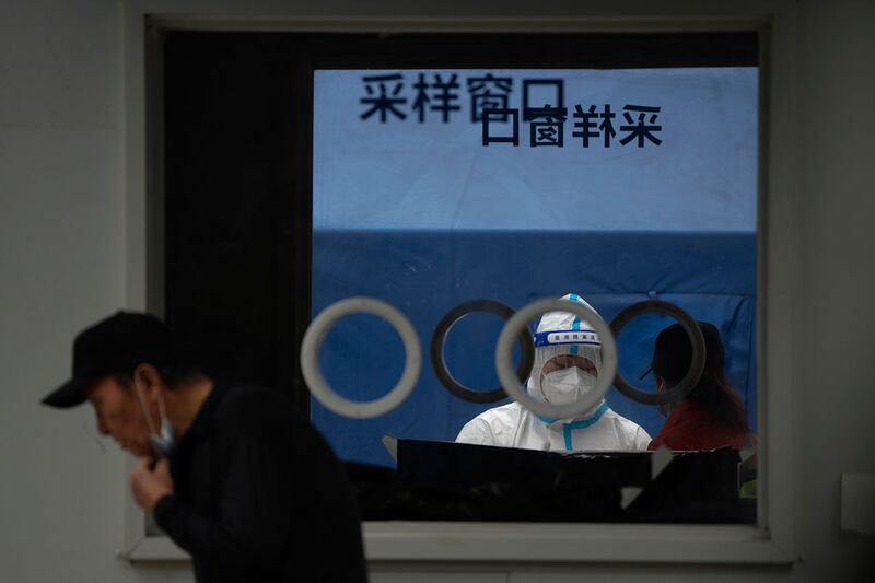 2022年6月9日,北京的一个冠状病毒检测点。(美联社)