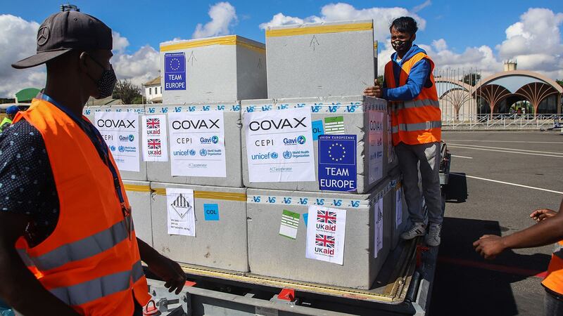2021年 5 月 8 日，成箱的 Covid-19 疫苗乘飞机抵达马达加斯加共和国首都塔那那利佛的国际机场，这是 Covax 计划的一部分，该计划旨在确保公平获得 Covid-19 疫苗接种。(法新社图片)