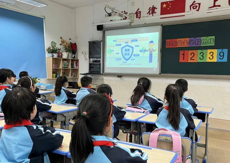 小学生接受国家安全教育。(网络图片/古亭提供)