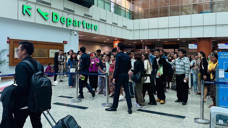 ရန်ကုန် အပြည်ပြည်ဆိုင်ရာလေဆိပ်တွင် ပြည်ပထွက်ခွာမည့်သူများအား ၂၀၂၄ ခုနှစ်၊ ဇွန်လအတွင်းက တွေ့ရစဥ်။ (RFA Photo)