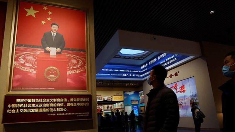 北京的中共博物馆展出的习近平投票照片(路透社)
