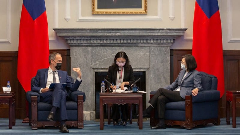 2021年11月4日，台湾总统蔡英文在总统府接见欧洲议会“外来势力干预欧盟民主程序”特别委员会代表团。(台湾总统府提供)