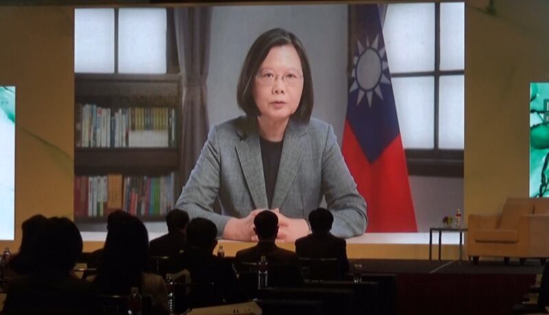 蔡英文总统录视频在玉山论坛开幕式短讲。(记者夏小华摄)