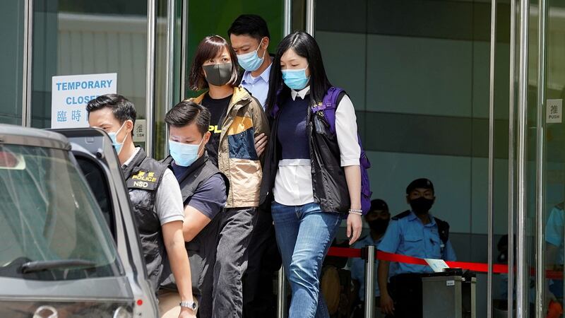 2021 年 6 月 17 日,香港警察逮捕《苹果日报》副社长陈沛敏。(路透社)