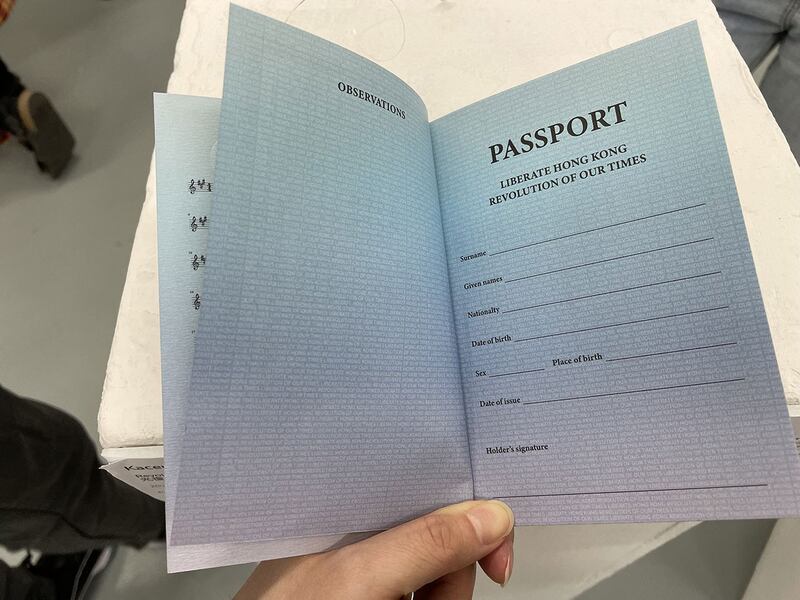 流亡台湾的香港艺术家黄国才的作品“光复香港时代革命护照”。 (吕熙摄)