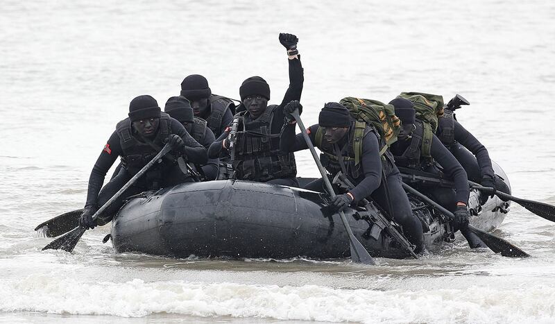 台湾海军陆战队在离中国大陆仅几公里的离岛金门进行秘密登陆演习。(美联社)