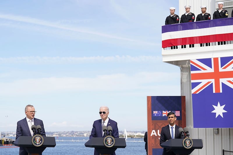 2023年3月13日，澳大利亚总理阿尔巴尼斯、美国总统拜登和英国首相苏纳克出席在加州圣迭戈的海军基地举行的仪式上公布了澳英美核动力潜艇合作协议。（美联社）