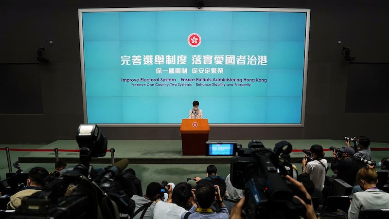 2021年3月11日,中国人大会通过改动香港选举制度,香港行政长官林郑月娥出席新闻发布会。 (路透社)