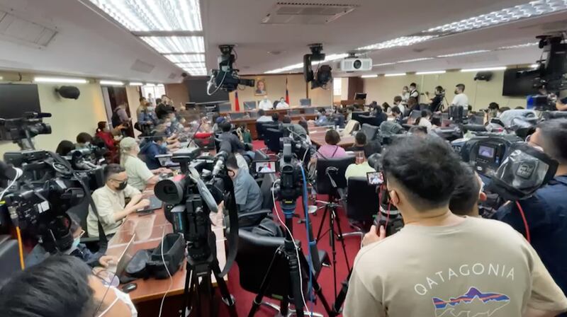 在中国被判”颠覆国家政权罪”的台湾NGO工作者李明哲,刑满五年获释返台后,首次与妻子李净瑜召开记者会。(记者李宗翰摄)