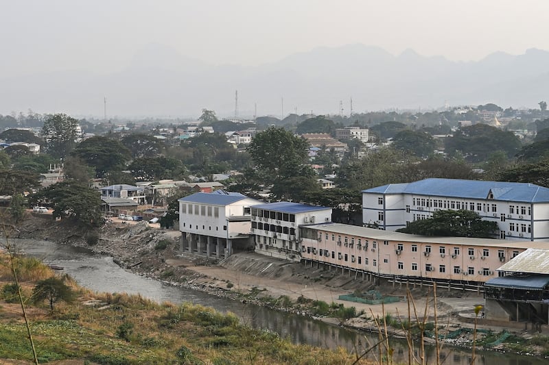 资料照:2024年4月11日,从泰国湄索县一侧俯瞰缅甸妙瓦底镇的全景。