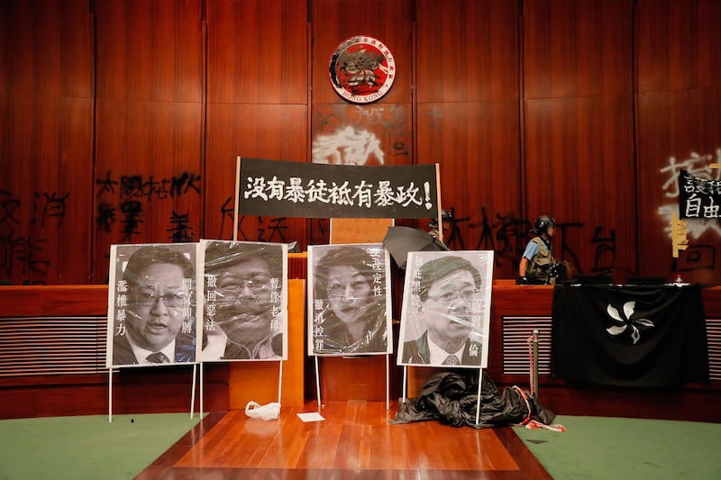 2019年7月1日，逾百示威者一度占领立法会。图为7月2日立法会议厅摆放标语牌“没有暴徒只有暴政！”，和被污损的肖像。（美联社）