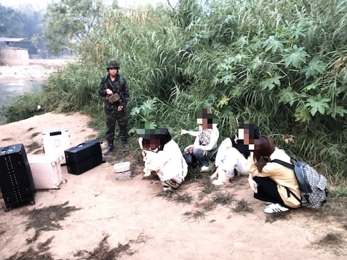 ພາຍຫຼັງທີ່ ໄທ ຕັດໄຟຟ້າ ທີ່ສົ່ງໄປມຽນມາ ເຮັດໃຫ້ມີແມ່ຍິງລາວ 3 ຄົນ ໜີເຂົ້າປະເທດ ແລະຖືກຈັບ