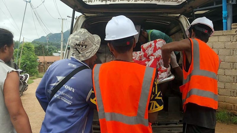 ရှမ်းပြည်နယ်၊ လားရှိုးမြို့မှာ လက်နက်ကြီးထိမှန်သေဆုံးခဲ့သူကို ၂၀၂၄ ခုနှစ်၊ ဇူလိုင်လ ၁၂ ရက်နေ့တွင် လားရှိုးဆေးရုံသို့ ပို့ဆောင်စဉ်။ (Photo: Facebook/ ပေးသောလက် Photo)