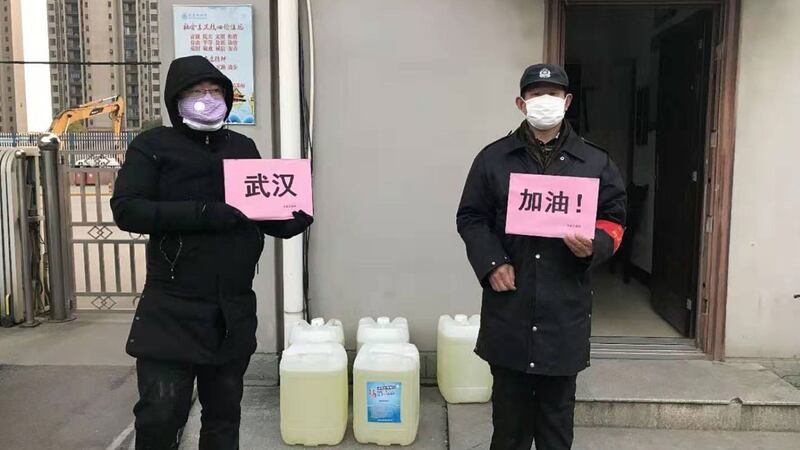 武汉一居民区抗疫志愿者在工作中。(志愿者提供/记者乔龙)